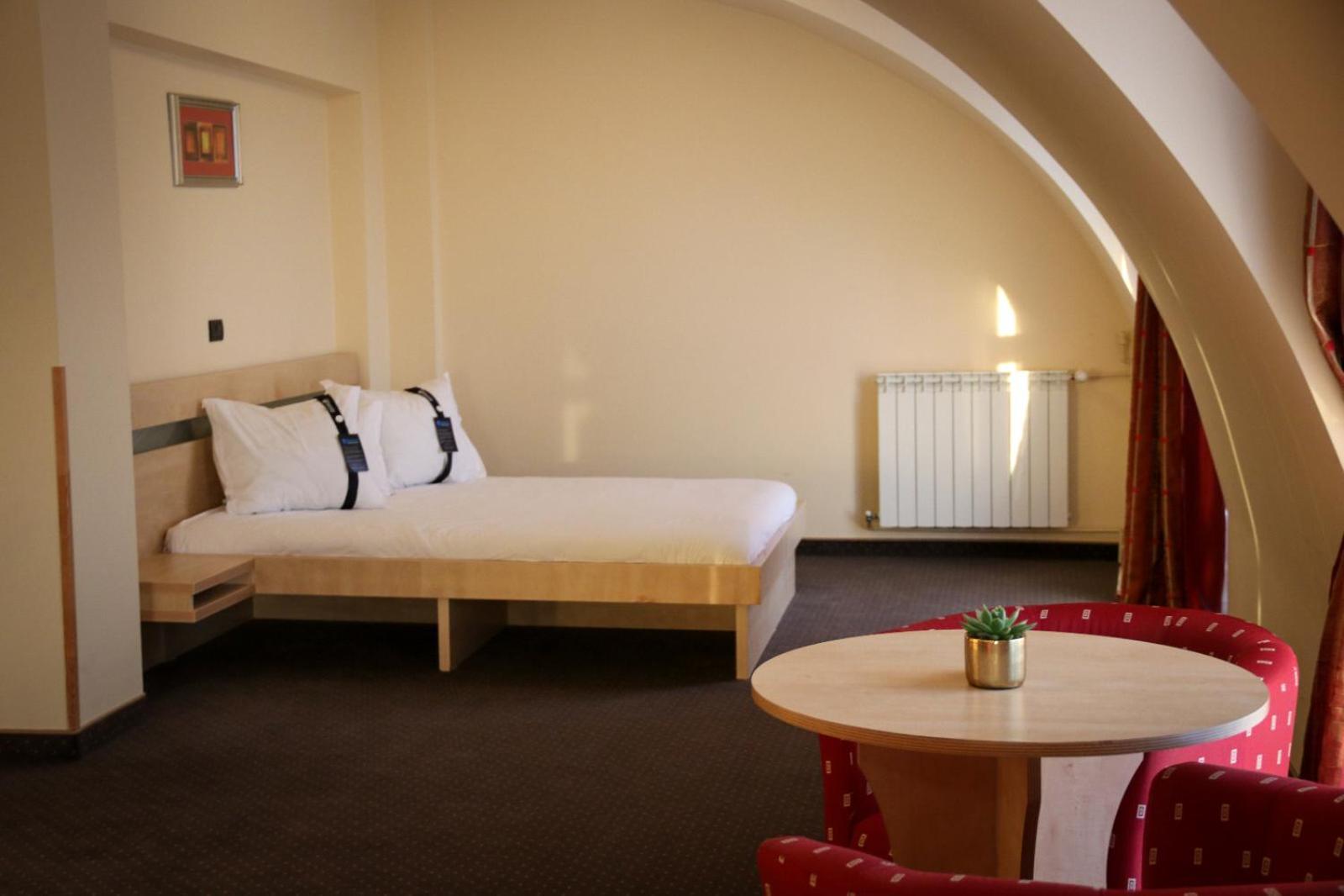 Hotel Clipa Drobeta Turnu Severin Bagian luar foto